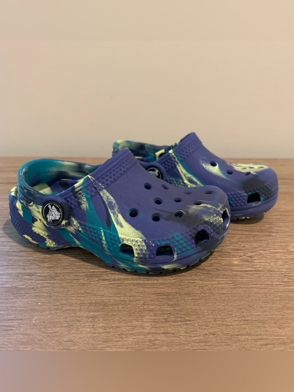 Kids Crocs Classic Clogs – Blue Teal Marble Print - Toddler Size 7 Boy or Girl